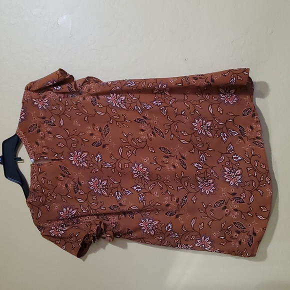 Womens large, flowy short sleeve blouse - Picture 2 of 6